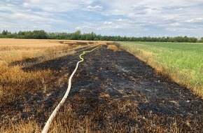 Feuerwehr Grevenbroich: FW Grevenbroich: Einsatzreicher Freitag für die Feuerwehr Grevenbroich - Brände von PKW, Feld und Lagerhalle halten Feuerwehr in Atem