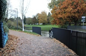 Polizei Paderborn: POL-PB: Vorsicht rutschiges Laub! - Radfahrerin verletzt