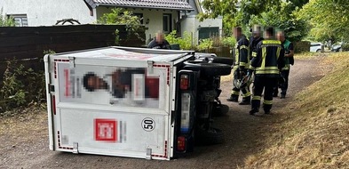Polizei Hagen: POL-HA: 22-J&auml;hriger verf&auml;hrt sich mit Lieferwagen - beim Zur&uuml;cksetzen umgekippt
