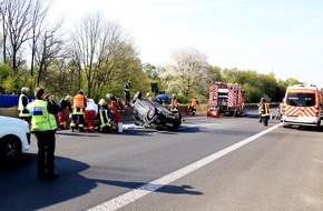 Feuerwehr Essen: FW-E: PKW überschlagen auf der A52 Richtung Düsseldorf, ein Fahrer schwer verletzt