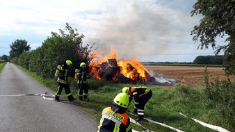 Kreisfeuerwehr Rotenburg (Wümme): FW-ROW: Erneuter Großbrand in Sottrum 250 Rundballen brennen - Landwirte unterstützen Feuerwehren