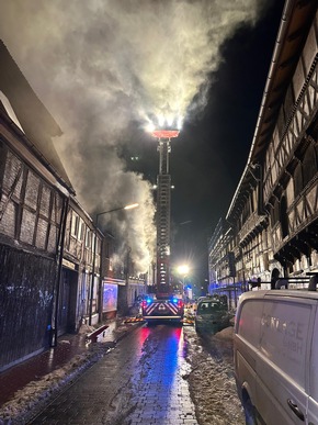 FW Helmstedt: Geb&auml;udebrand mit Menschenrettung