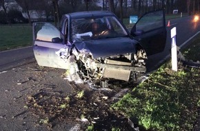 Polizei Bielefeld: POL-BI: Fiesta kollidiert mit Baum - zwei Schwerverletzte
