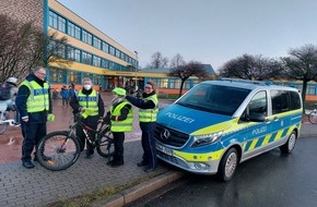 Polizei Minden-Lübbecke: POL-MI: Warnwesten, Turnbeutel sowie Helm- und Rucksacküberzieher ausgehändigt