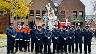 Freiwillige Feuerwehr Tönisvorst: FW Tönisvorst: Hoch hinaus für das Brautpaar!