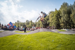 Bayerns größter und erster Asphalt Pumptrack lädt zur Saisoneröffnung ins oberfränkische Selb ein / Über 15 Sportarten fahren und kommen auf diesem generationsübergreifenden Freitzeitareal zusammen