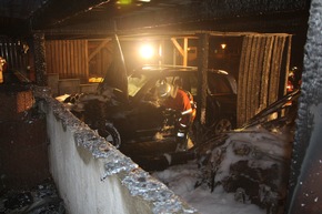 KFV-CW: 200.000 EUR Sachschaden bei Fahrzeugbrand in einem Carport in Bad Liebenzell
