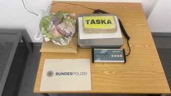 Bundespolizeidirektion Sankt Augustin: BPOL NRW: Bundespolizei nimmt 21-Jährigen auf der Autobahn 61 fest; der Mann hatte 1,15 Kilogramm Kokain unter der Rücksitzbank seines Autos versteckt.