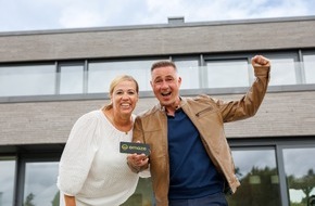Omaze: Lehrer gewinnt 2.5 Mio. Euro Luxusvilla von Omaze während er mit seiner Familie im Urlaub ist