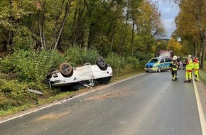 Kreispolizeibehörde Höxter: POL-HX: Landrover überschlägt sich: 20.000 Euro Schaden