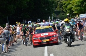 Skoda Auto Deutschland GmbH: Neue Ära: Neuer SKODA Superb begeistert als 'Red Car' der Tour de France (FOTO)