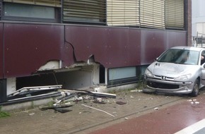 Polizei Bielefeld: POL-BI: Pkw kollidiert mit Hauswand
