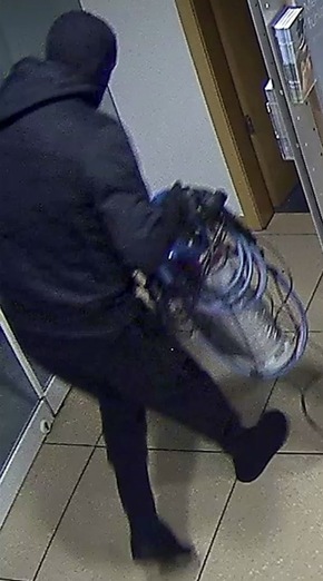 POL-BN: Bonn-Mehlem: Unbekannte sprengen Geldautomaten / Polizei fahndet mit Fotos nach Verdächtigen - Meldung -2-