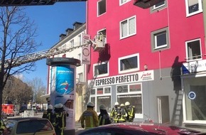 Feuerwehr Bochum: FW-BO: Menschenrettung über Drehleiter in der Bochumer Innenstadt