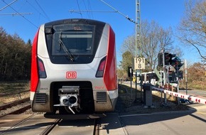 Polizeiinspektion Stade: POL-STD: 22-jähriger Fahrer eines E-Scooter von S-Bahn erfasst und lebensgefährlich verletzt
