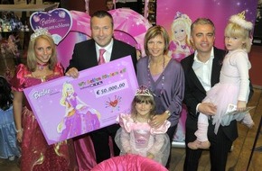 Mattel GmbH: Im Rahmen des Kinoevents "Barbie und das Diamantschloss" übergab Andreas Schäfer, Mitglied der Geschäftsleitung Mattel GmbH der "Stiftung RTL - Wir helfen Kindern e.V." einen Scheck im Wert von 50.000 Euro