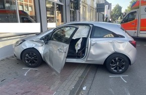 Polizei Coesfeld: POL-COE: Coesfeld, Bahnhofstraße/ Auto kommt vor Fassade zum Stehen