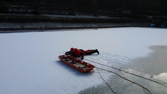 Freiwillige Feuerwehr Menden: FW Menden: Eisrettungsübung im Bürgerbad Leitmecke