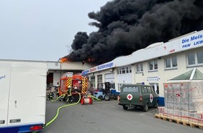 Feuerwehr Mülheim an der Ruhr: FW-MH: Brand einer Gewerbetriebshalle in Mülheim-Heißen.