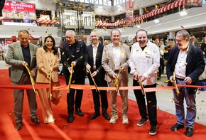 XXXLutz er&ouml;ffnet sein neues M&ouml;belhaus der Extraklasse in Rangsdorf: Die Brandenburg-Premiere geht mit Kunden, prominenten G&auml;sten und einem einzigartigen Event &uuml;ber die B&uuml;hne