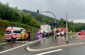 Freiwillige Feuerwehr Olsberg: FF Olsberg: Verkehrsunfall mit Rettungswagen in Olsberg Bigge
