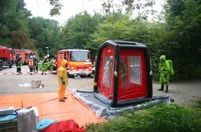 Feuerwehr Essen: FW-E: Chemieunfall in Gesamtschule, 1300 Schüler nach Hause entlassen