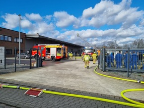 POL-STD: Mercedes SUV in Buxtehude entwendet, Großalarm für die Feuerwehr in Stade - Hallendach mit Photovoltaikanlage in Brand geraten, Horneburger Polizei sucht Unfallzeugen
