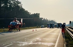 Polizeiinspektion Rotenburg: POL-ROW: ++ Verkehrsunfälle auf der A 1: Mann lebensbedrohlich verletzt ++ 21-Jähriger randaliert nach Bedrohung mit Messer: Polizeibeamtin leicht verletzt ++