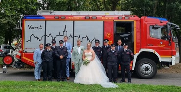 Freiwillige Feuerwehr Tönisvorst: FW Tönisvorst: Brautpaar sagt "Ja" zum gemeinsamen Lebensweg
