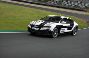 Audi AG: Audi bringt das sportlichste pilotiert fahrende Auto der Welt auf die Rennstrecke (FOTO)