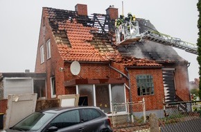 Kreisfeuerwehrverband Lüchow-Dannenberg e.V.: FW Lüchow-Dannenberg: Feuer zerstört Haus bei Dannenberg +++ Vater und zwei Kinder müssen ins Krankenhaus +++ Feuerwehr im Großeinsatz