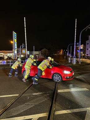 FW Weinheim: Auto landet auf den Gleisen am Bahnübergang Bergstraße. Feuerwehr hebt festgefahrenen Volkswagen mit Hebekissen aus dem Gleisbett