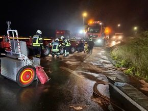 FW-EN: Schwerer Verkehrsunfall auf der BAB 43 &amp; Umweltschutzeinsatz durch Hydraulikproblem an Schwertransporter