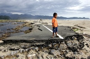 Aktion Deutschland Hilft e.V.: Zehn Jahre nach dem Tsunami: Hilfsorganisationen haben umfassende Lehren aus der Katastrophe gezogen / Bündnis Aktion Deutschland Hilft konnte mit Spendengeldern rund 3,5 Millionen Menschen helfen