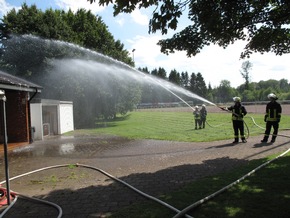 FW-AR: Wennigloher Feuerwehr übt mit Einheiten aus Moers und Sundern