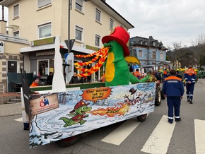 FW Weinheim: Jugendfeuerwehr Weinheim beteiligt sich mit kreativem Motivwagen am Sommertagszug