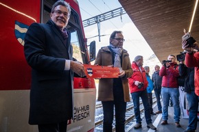 Le nouveau hub de transports publics à Fiesch est ouvert - Train, bus et télécabine regroupés et accessibles à tous