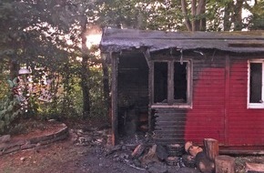 Polizei Mettmann: POL-ME: Holzhütte auf Schulgelände wurde durch Feuer zerstört - Heiligenhaus - 2208061
