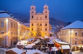 Tourismusverband Mondsee-Irrsee: Advent in Mondsee mit Perchten, Christbäumen im See und viel Vorfreude auf das Weihnachtsfest