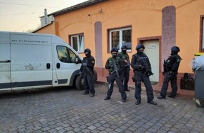 Bundespolizeiinspektion Leipzig: BPOLI L: Beihilfe zur unerlaubten Einreise bzw. zum unerlaubten Aufenthalt - Bundespolizei durchsucht Wohn- und Geschäftsräume in Leipzig und Halle (Saale).