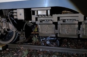 Bundespolizeiinspektion Flensburg: BPOL-FL: Zug überfährt im Gleis liegendes Fahrrad - Polizeieinsatz und Zugverspätungen