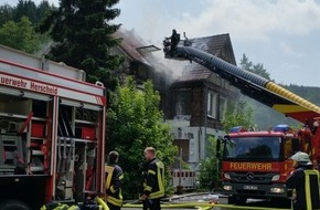 Feuerwehr Plettenberg: FW-PL: Plettenberger Feuerwehr bei Großfeuer in Herscheid im Einsatz