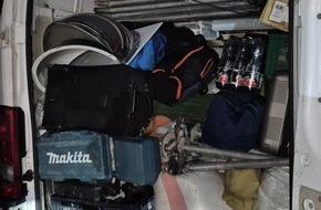 Polizeidirektion Bad Segeberg: POL-SE: BAB 23 / Kaaks - Transporter mit Anh&auml;nger zu schnell und deutlich &uuml;berladen unterwegs