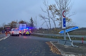 Polizeiinspektion Cuxhaven: POL-CUX: Sattelzug-Fahrer beschädigt bei missglücktem Abbiegemanöver an der Anschlussstelle Altenwalde der BAB27 mehrere Straßenschilder und seinen Sattelzug (Foto in der Anlage)