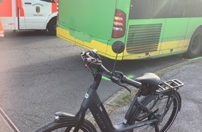 Feuerwehr Oberhausen: FW-OB: Verkehrsunfall zwischen Linienbus und Radfahrerin