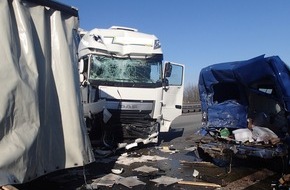 Verkehrsdirektion Mainz: POL-VDMZ: Sattelzug prallt auf Transporter - A 61 wieder frei