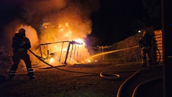 FW-PL: Anfahrt auf Sicht. Feuerwehr verhindert Brandausbreitung auf Stadtvilla.