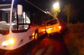 Kreispolizeibehörde Oberbergischer Kreis: POL-GM: 151120-926: Transporter kippt um und beschädigt Linienbus