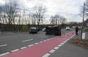 Polizei Mettmann: POL-ME: Leicht verletzt und Fahrzeug auf der Seite - Mettmann - 2103100