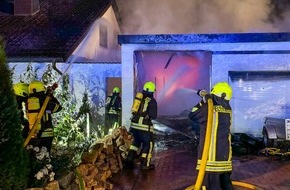 Feuerwehr Detmold: FW-DT: Doppelgarage in Vollbrand